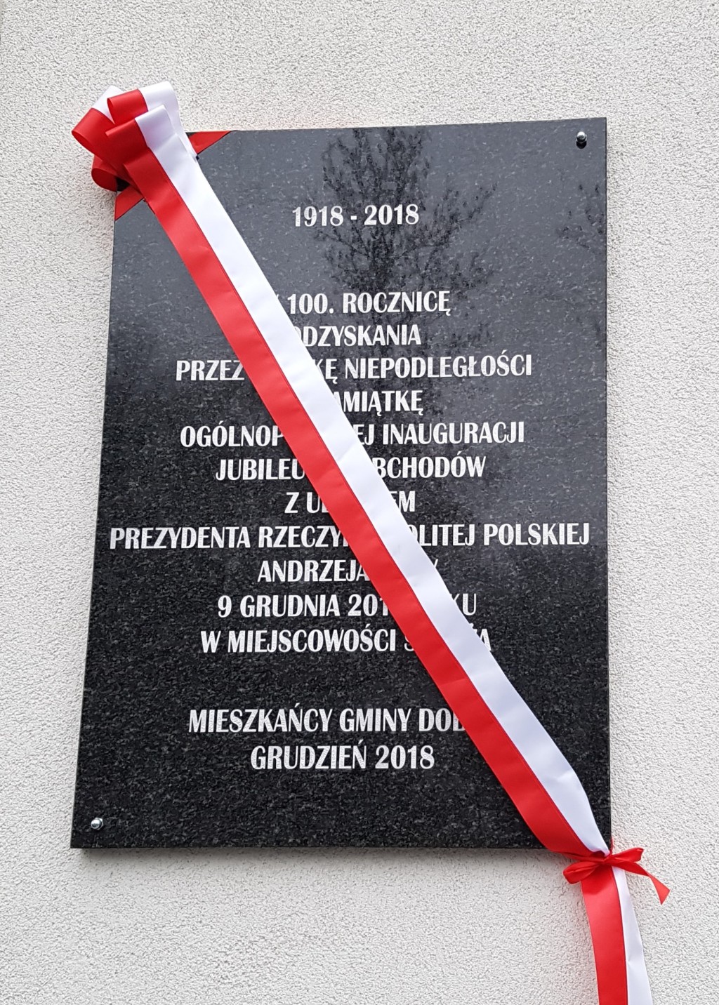 Uroczyste odsłonięcie tablicy upamiętniającej Ogólnopolską Inaugurację Jubileuszu 100-lecia Odzyskania Niepodległości w Gminie Dobra