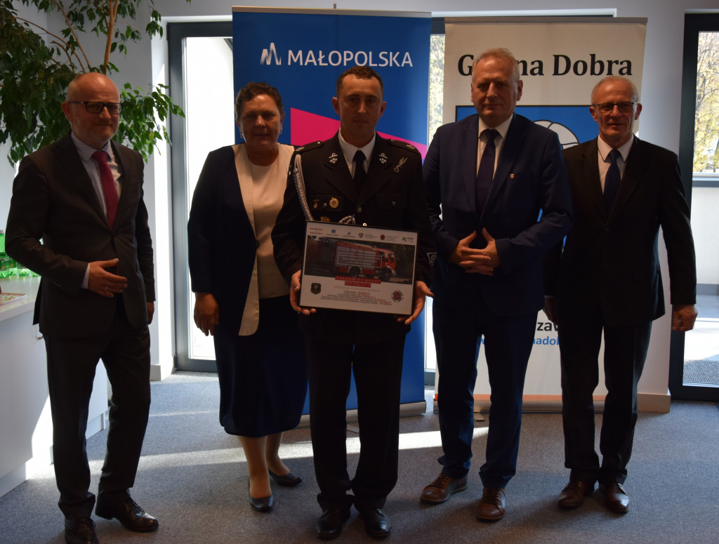Uroczyste przekazanie nowego średniego samochodu ratowniczo-gaśniczego Ochotniczej Straży Pożarnej w Jurkowie